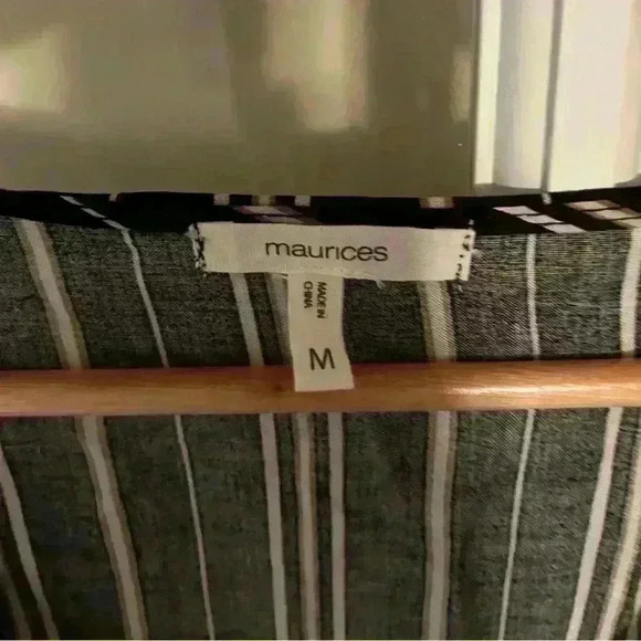 Maurice’s Women’s Cropped Short Sleeve Blouse Black/Tan Strip Button Knot Size M - Picture 4 of 9